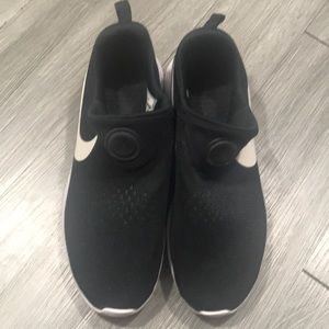 NIKE ROSHE RUN BLACK & WHITE SLIP ON SNEAKERS